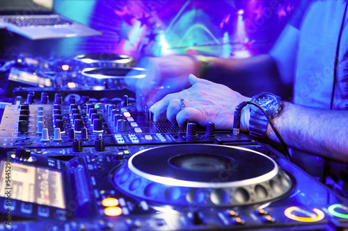 Plakat na papierze fotorealistycznym Dj gra na torze