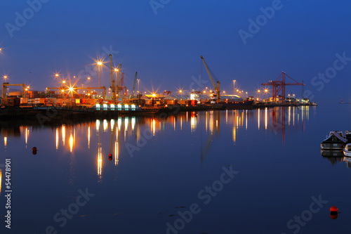 Naklejka samoprzylepna Port dublin nocą, widziany z mostu łączącego wschód