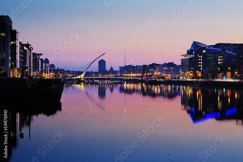 Naklejka samoprzylepna Północnym brzegu rzeki liffey w dublin centrum miasta w nocy
