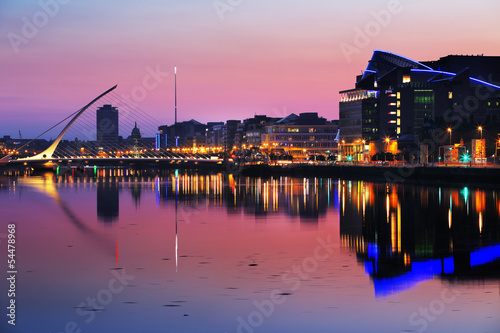 Naklejka samoprzylepna Północnym brzegu rzeki liffey w dublin centrum miasta w nocy