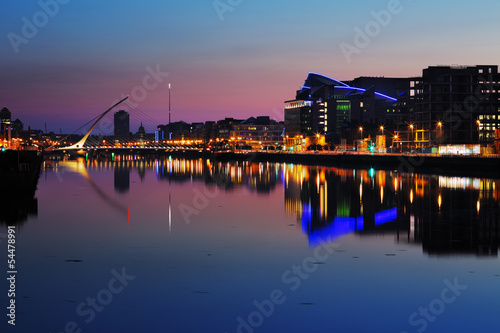 Plakat na papierze fotorealistycznym Północnym brzegu rzeki liffey w dublin centrum miasta w nocy
