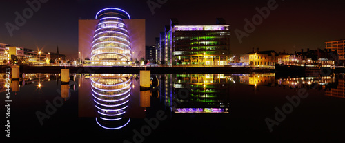 Plakat na papierze fotorealistycznym Dublinskie centrum kongresowe i inne budynki banków północnych