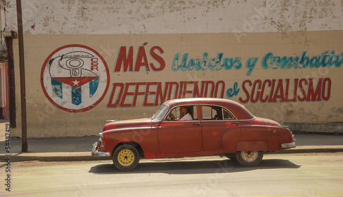 Naklejka - mata magnetyczna na lodówkę old car on street in Cuba