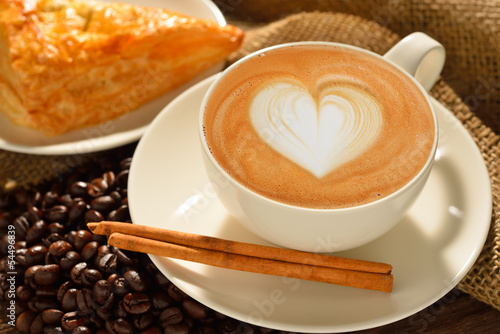 Obraz na płótnie canvas dwuczęściowy "dyptyk" Kubek cafe latte z ziaren kawy i ciasta francuskiego