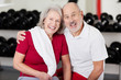 lachendes älteres paar im fitnessstudio