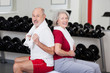 älteres paar trainiert im fitnessstudio