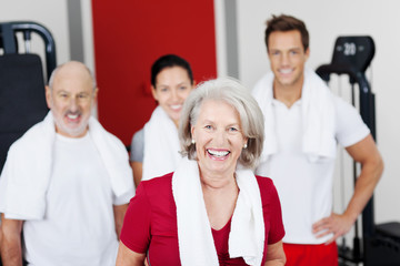 Canvas Print - lächelnde seniorin im sportstudio