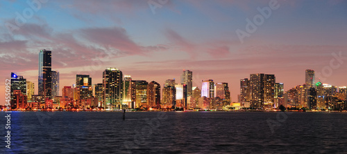 Plakat na papierze fotorealistycznym Scena nocna miami