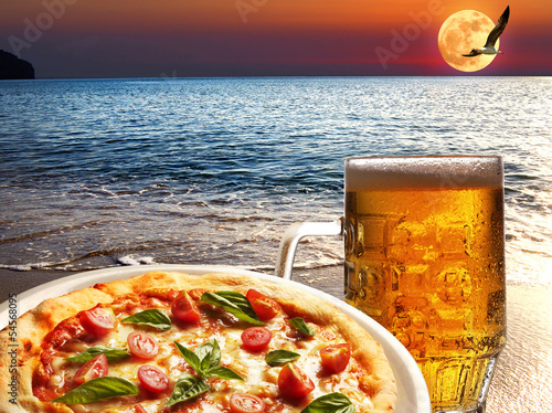 Tapeta ścienna Pizza z piwem na plaży