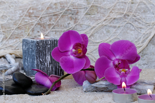 czarne-kamienie-bazaltowe-swieczki-i-fioletowa-orchidea