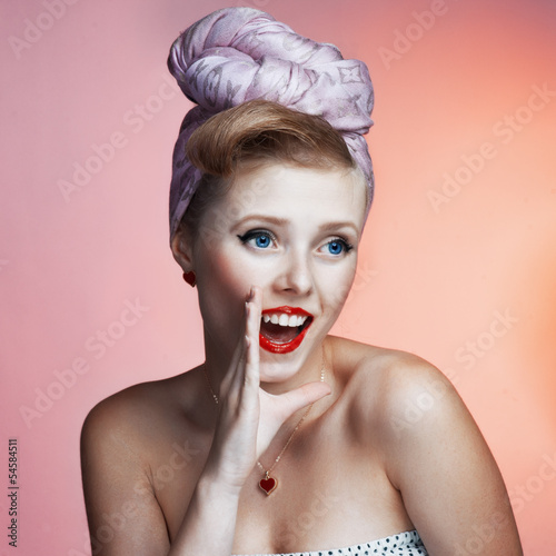 Fotoboard na płycie Piękna młoda seksowna pin-up girl z zaskoczony wypowiedzi