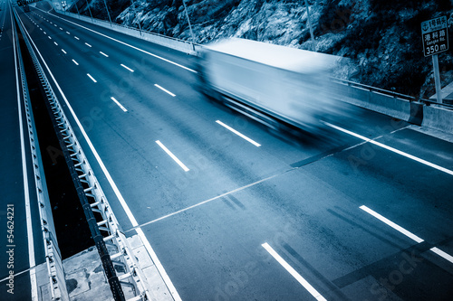 Obraz na płótnie canvas Poruszać ciężarówkami po autostradzie