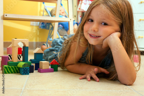 Foto Lächelndes kleines Mädchen spielt in Schlafzimmer # 3