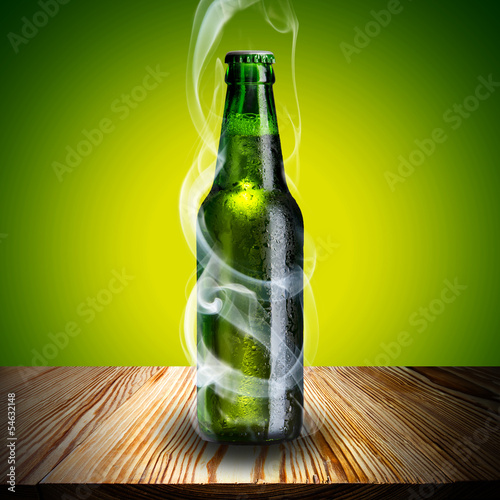 Tapeta ścienna Butelka piwa z chill dymu na stół z drewna