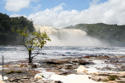 Board z aluminiowym obramowaniem Wodospad hacha w lagunie Canaima (venezuela)