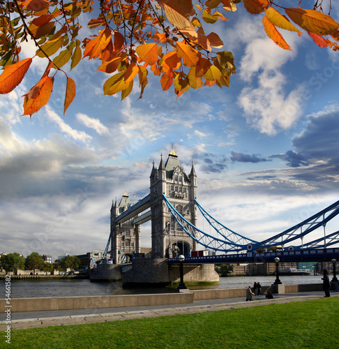 Naklejka samoprzylepna Tower Bridge podczas jesieni w Londynie, Wielka Brytania