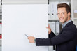 © contrastwerkstatt - geschäftsmann präsentiert am flipchart