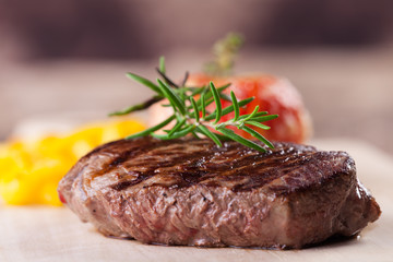 Steak vom Grill mit Pommes frites und Tomaten