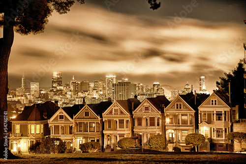 Board z aluminiowym obramowaniem San francisco domy wiktoriańskie na placu alamo
