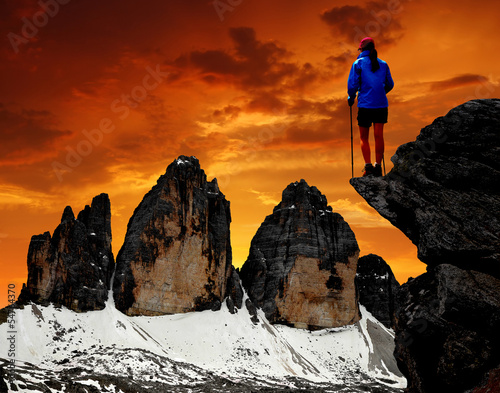 Board z aluminiowym obramowaniem Dziewczyna patrząc na tre cime di lavaredo, Alpy Dolomity, Włochy