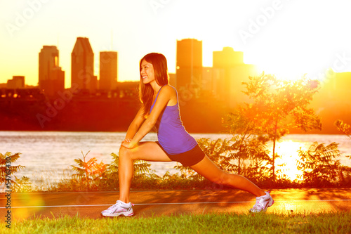 Foto-Kissen - Woman runner stretching legs after running (von Maridav)