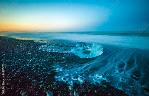 Board z aluminiowym obramowaniem Pływające góry lodowe w lagunie jokulsarlon, Islandia