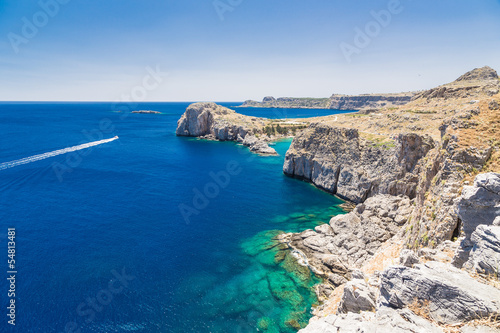 Board z aluminiowym obramowaniem St Paul's Bay i skały w Lindos, Rodos, Grecja