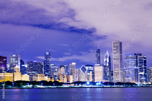 Board z aluminiowym obramowaniem Chicago downtown w letnią noc