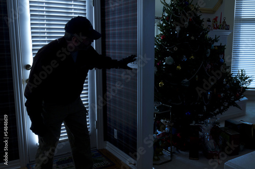Fotomural Burglar Breaking In To Home At Christmas Through Back Door