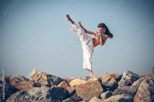 Fotoboard na płycie Młoda dziewczyna trenuje karate