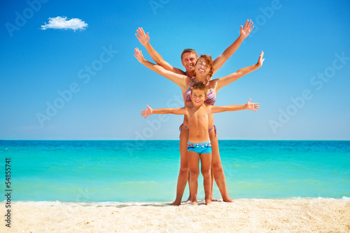 Obraz na płótnie canvas Szczęśliwa rodzina zabawy na plaży. 