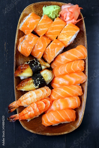 Tapeta ścienna Różne sushi z łososiem, krewetkami i węgorzem