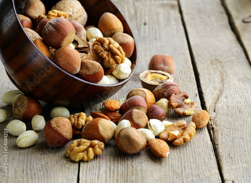 Fotografía Mix nuts (almonds, hazelnuts, walnuts) on a wooden table