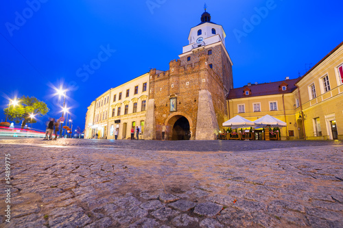 Fotoboard na płycie Brama krakowska starego miasta w Lublinie w nocy, polska