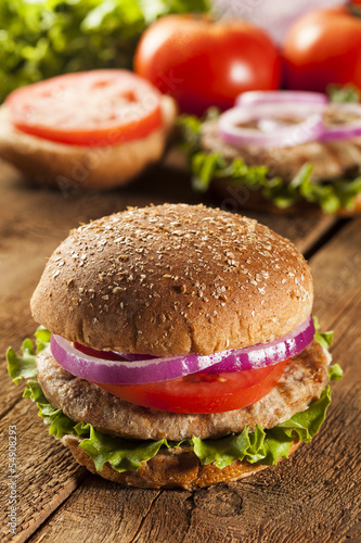 Board z aluminiowym obramowaniem Domowy burger z indyka na bułce