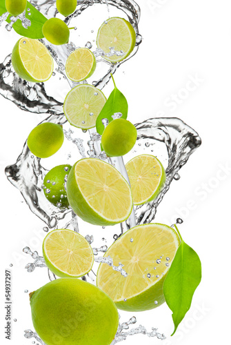 Naklejka dekoracyjna Fresh lime falling in water splash