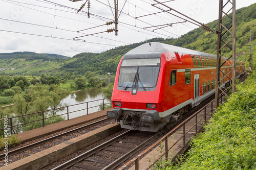 Board z aluminiowym obramowaniem Pociąg jadący wzdłuż rzeki Mozela w Niemczech