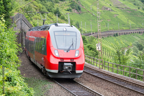 Board z aluminiowym obramowaniem Pociąg jadący wzdłuż winnic w pobliżu rzeki Mosel w Niemczech