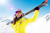Frau trägt Ski
