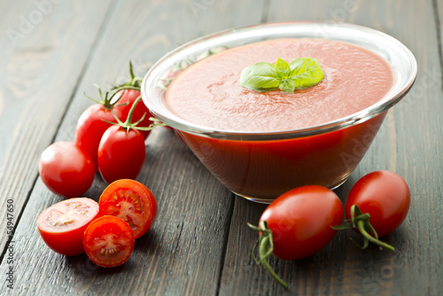 Fotografía passata di pomodoro con basilico e pomodori tagliati