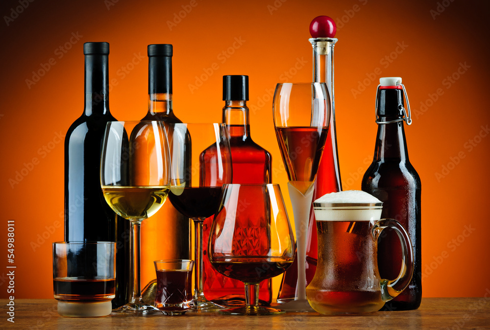 Bottles and glasses of alcohol drinks - obrazy, fototapety, plakaty 
