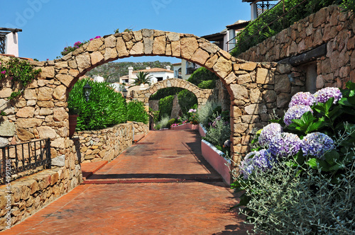 Fototapeta na wymiar Costa Smeralda, Sardegna - case tipiche villaggio turistico