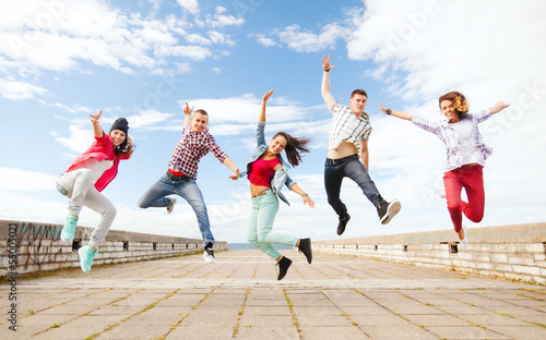 Naklejka na drzwi group of teenagers jumping