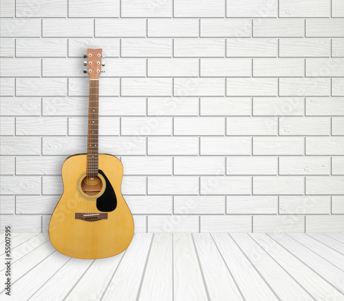 Plakat na papierze fotorealistycznym Gitara w tle pustym pokoju