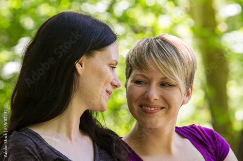 Photographie Girlfriends relaxing in park, horizontal