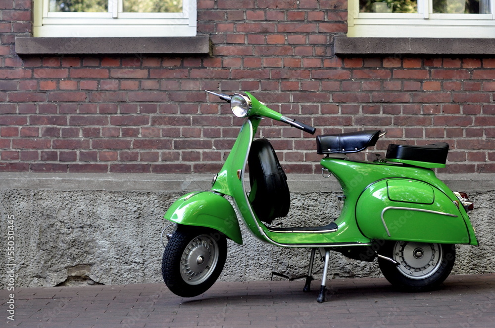 zielony-retro-skuter-marki-vespa-150vbb-px