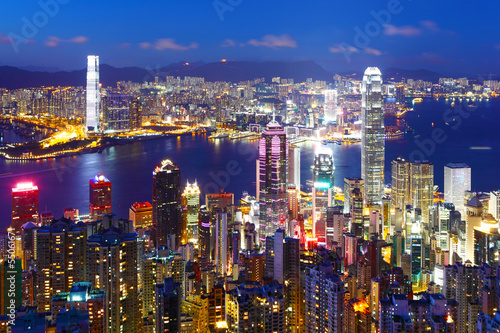 Board z aluminiowym obramowaniem Hongkong w nocy