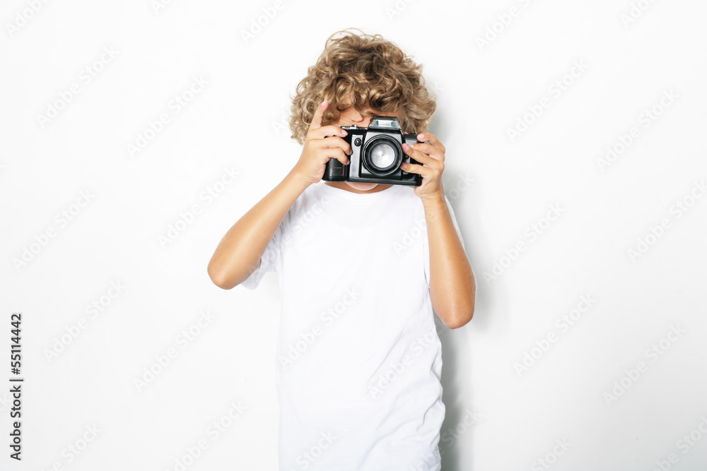Stock-Foto „Süßer Junge fotografiert“ | Adobe Stock