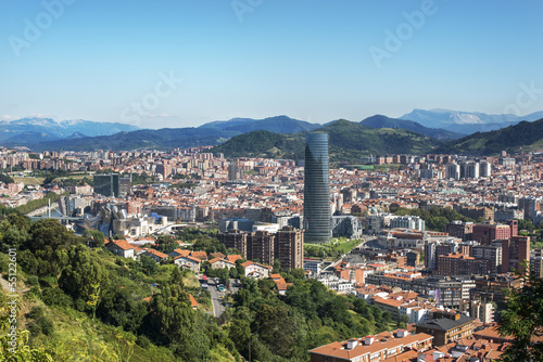 Board z aluminiowym obramowaniem Panoramiczne widoki miasta Bilbao, Bizkaia, Kraj Basków, Hiszpania.