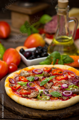 Naklejka samoprzylepna Pizza z szynką, pieczarkami i serem